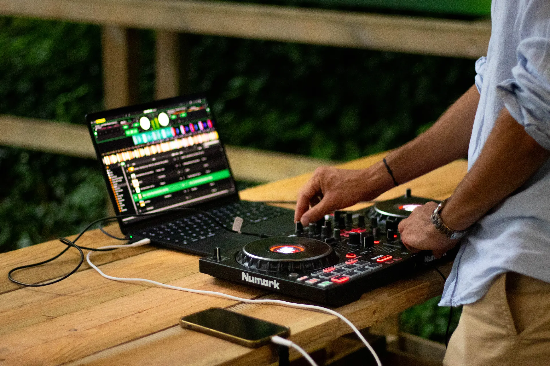 DJ set dans la forêt à l'open air City Aventure Lyon